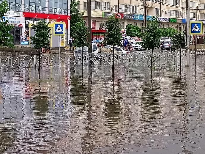 Улицу Московскую после дождя традиционно затопило.