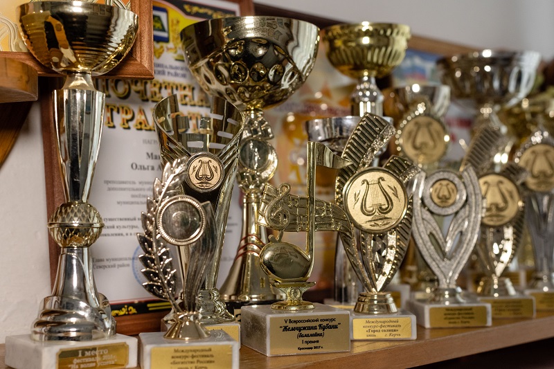 Школе искусств в поселке Ильском уже 35 лет, и за эти годы ее ученики получили немало наград в творческих конкурсах.