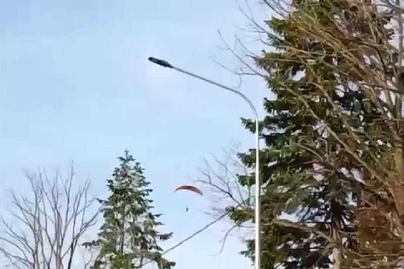 «Что-то с ним не то»: момент падения параплана в Краснодарском крае попал на видео