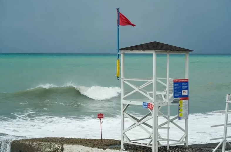 В Сочи для купания закрыли все городские пляжи