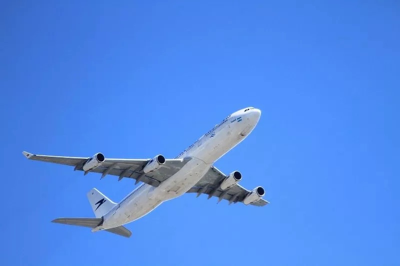 Летевший из Сочи в Екатеринбург самолет подал сигнал тревоги над Каспием