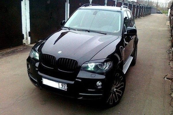 У жителя Кубани за долги арестовали BMW X5, спрятанный в кустах