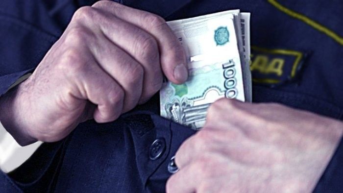 На Кубани сотрудник полиции вымогал у водителя без прав 15 тысяч рублей