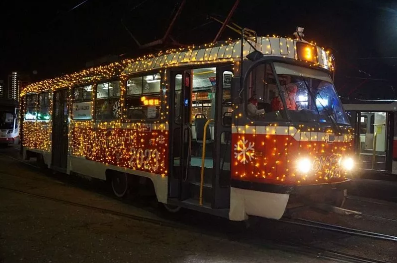 Где в Краснодаре можно встретить новогодние трамваи и троллейбусы: список маршрутов до 15 января  