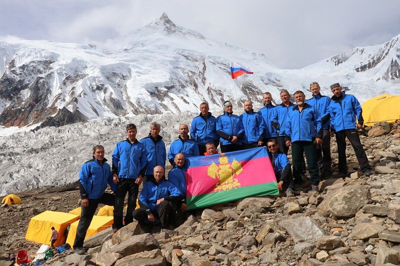 Кубанские альпинисты готовятся установить флаг Победы на вершине Эвереста