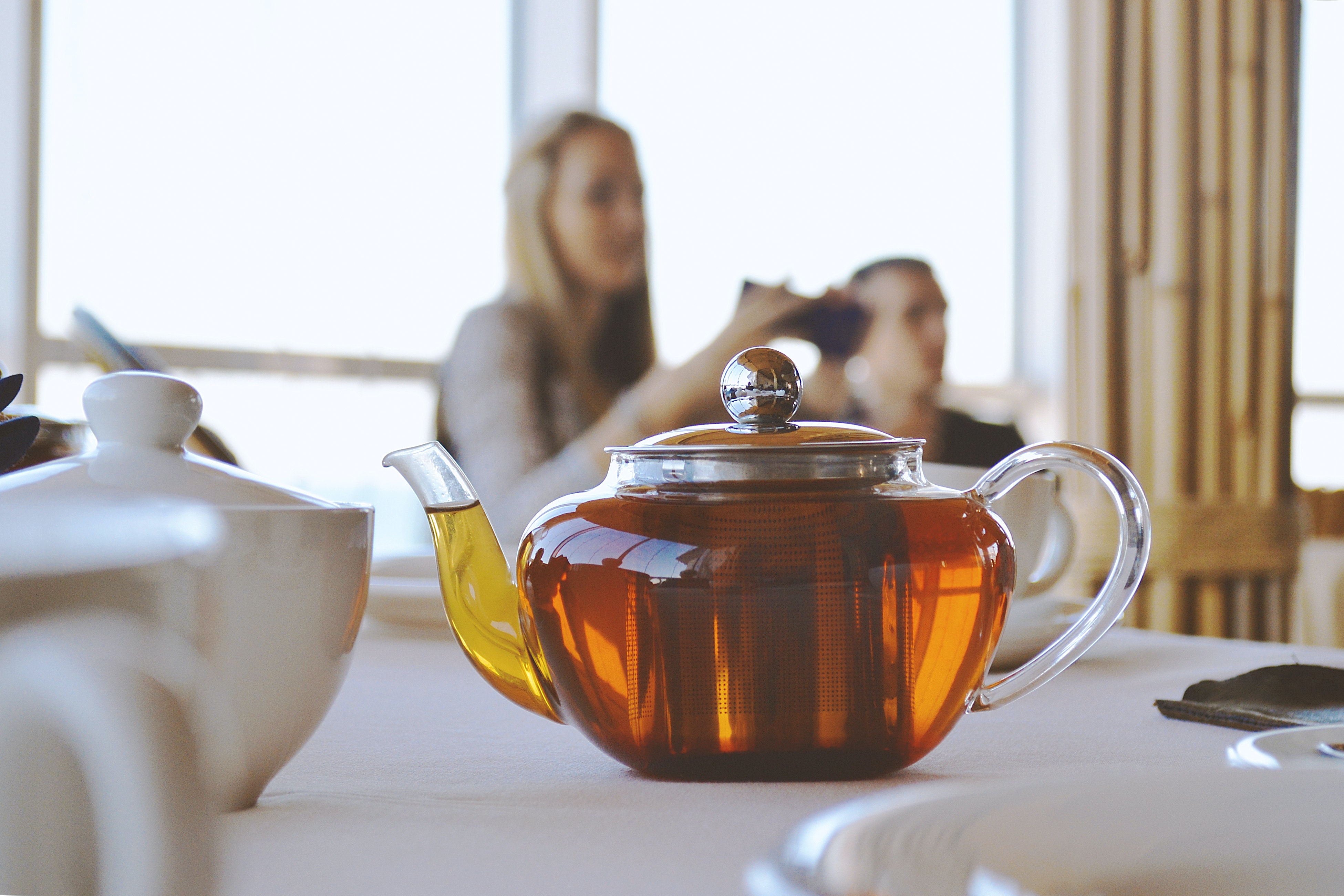 В накладку пить чай. Чай в чайнике. Чайник с чаем. Чай в заварнике. Чайник на столе.