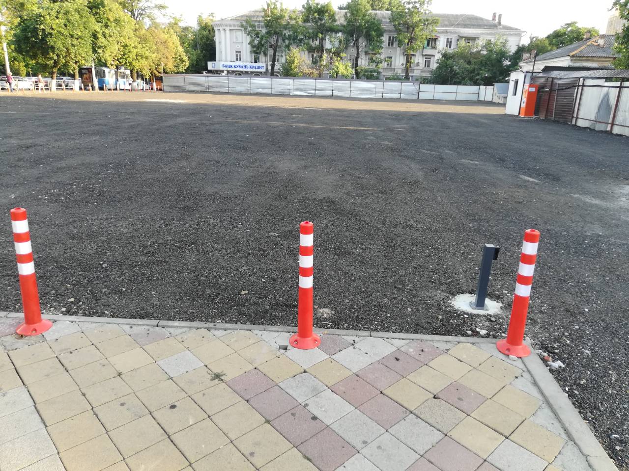 В Краснодаре на месте старого Дома быта открывается платная парковка |  02.08.2018 | Краснодар - БезФормата