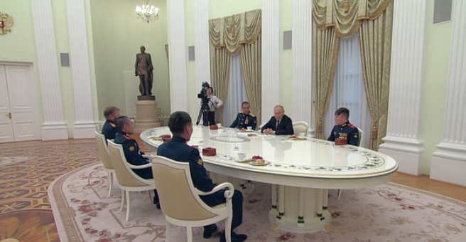 Путин встретился в Кремле с совершившим подвиг экипажем танка «Алеша»
