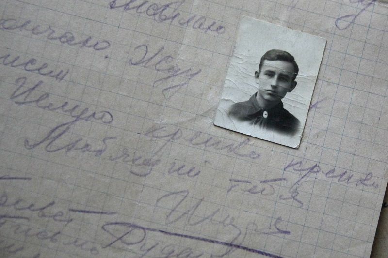 Одно из последних писем маме Игоря Волошко с приклеенной фотографией брата Георгия.