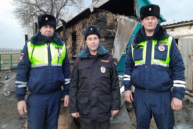В Краснодарском крае полицейские вынесли из горящего дома женщину-инвалида