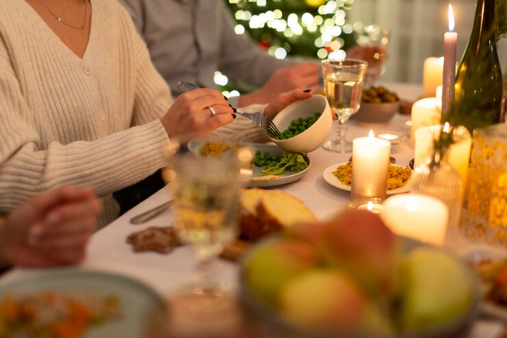 Диетолог посоветовала избегать в новогоднюю ночь алкоголь с жирной пищей