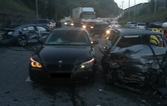 Три водителя серьезно пострадали в ДТП с двумя BMW и ВАЗом в Сочи