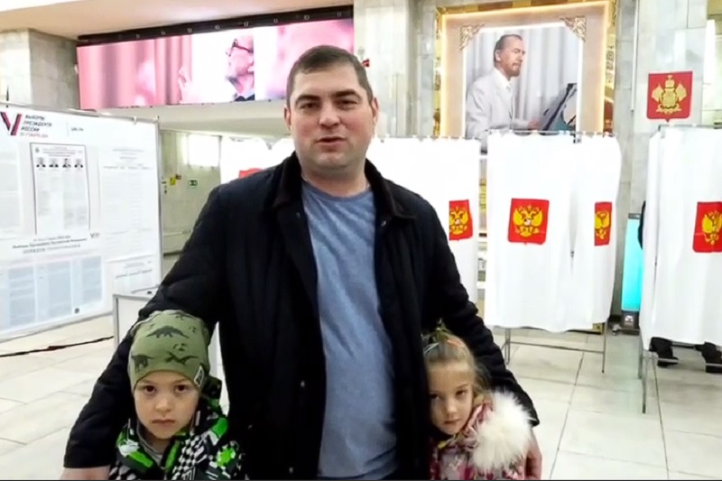 Валерий Копыл пришел на выборы всей семьей - с супругой и двумя детьми