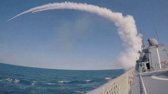 Военные корабли отразили ракетный авиаудар на учениях в Черном море
