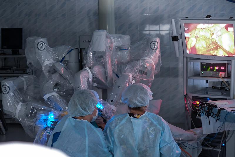 Робот «Да Винчи» - многокомпонентное устройство, обеспечивающее трехмерное изображение операционного поля и высокую точность передачи движений врача-хирурга на манипуляторы робота. 