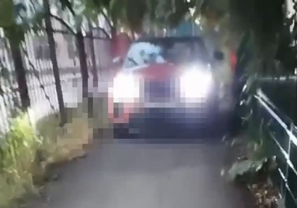 В Краснодаре женщину на кабриолете оштрафовали за езду по тротуару рядом со школой  