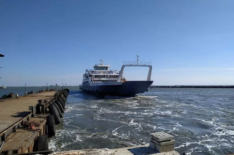 Более 43 тыс. пассажиров и 29 тыс. автомобилей переправили паромы через Керченский пролив