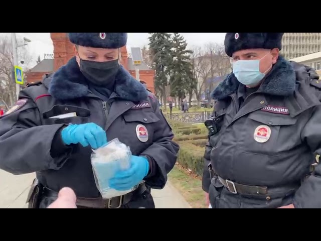 Полицейские раздают маски