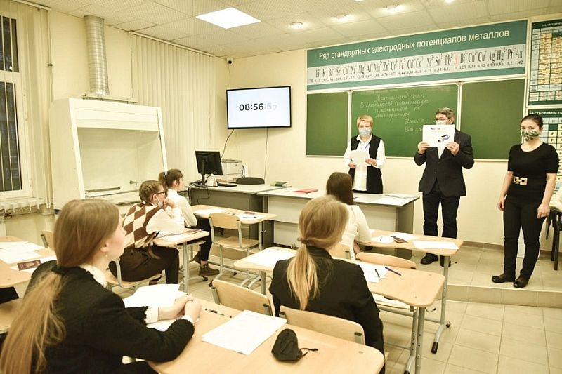 Введение единой школьной формы поддерживают почти половина родителей Краснодара