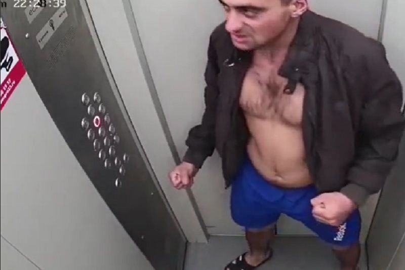 В Краснодаре мужчина устроил бои со своим отражением в лифте