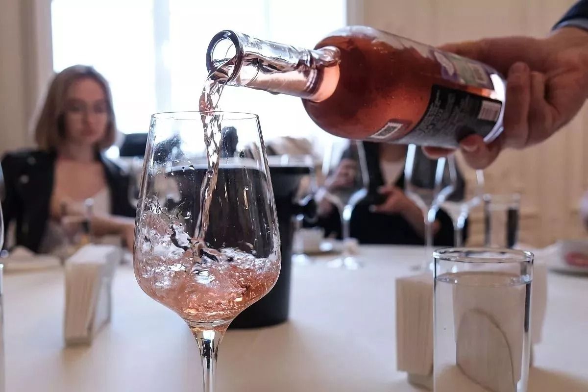 Вина, произведенные в Краснодарском крае, завоевывают не только сердца покупателей, но также экспертов. В 2024 году кубанская продукция возглавила рейтинг «Винного гида России». 