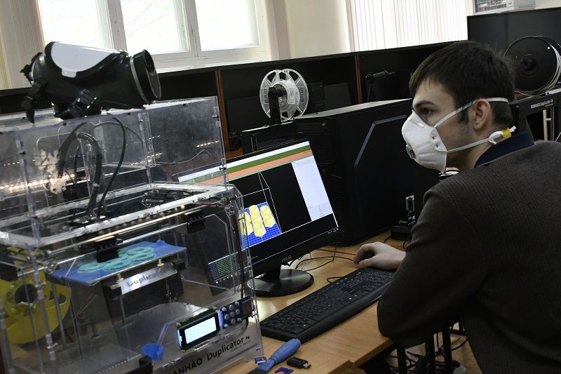 Студенты краснодарских колледжей делают детали для медицинских масок с помощью 3-D принтера