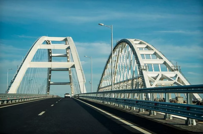 На Крымском мосту возобновили автомобильное движение