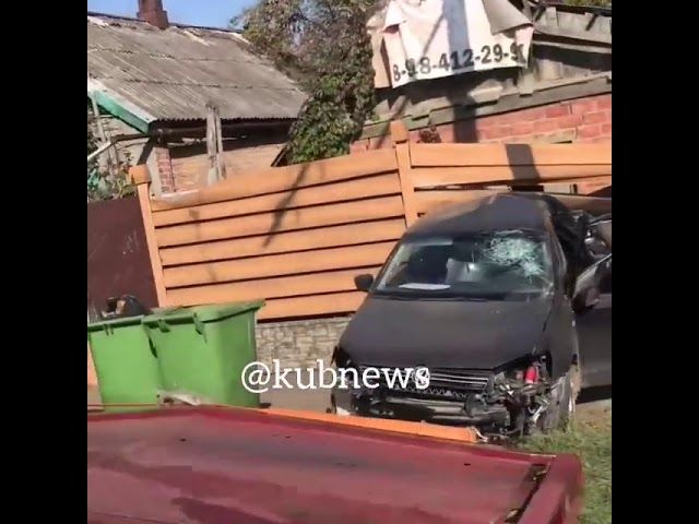 ДТП. Краснодар. Иномарка влетела в забор частного дома. 25 октября.