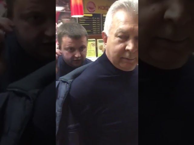 Видео задержания бывшего главы Туапсе Александра Чехова в аэропорту Краснодара