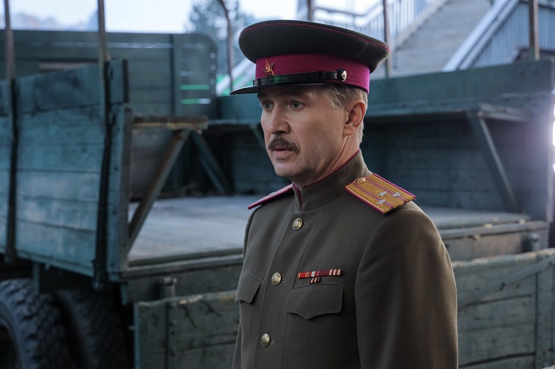 Евгений Миронов в роли полковника Мигачева, руководителя советской делегации.