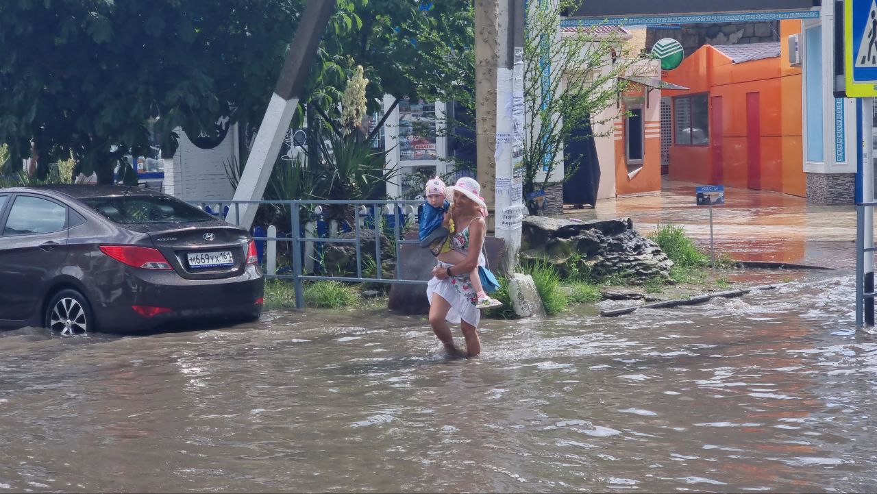 Что делать в анапе в дождь. Ливень. Река в сочи бзугу сочи. Что делать в анапе в дождь. Ливень в витязево.