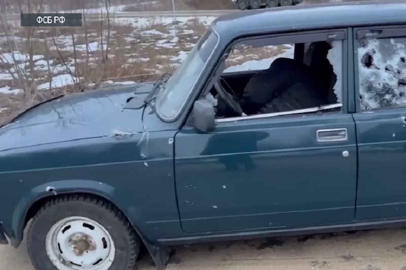 Расстрелянные машины, мертвые люди: ФСБ показала кадры последствий украинской диверсии в Брянской области