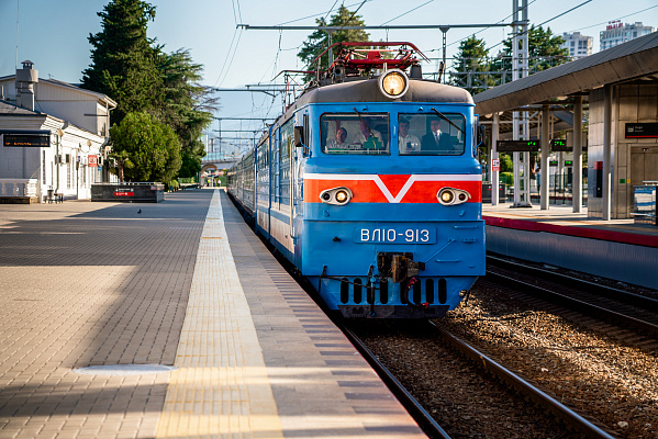 На Черноморском побережье возобновил курсирование туристический поезд «Сочи»