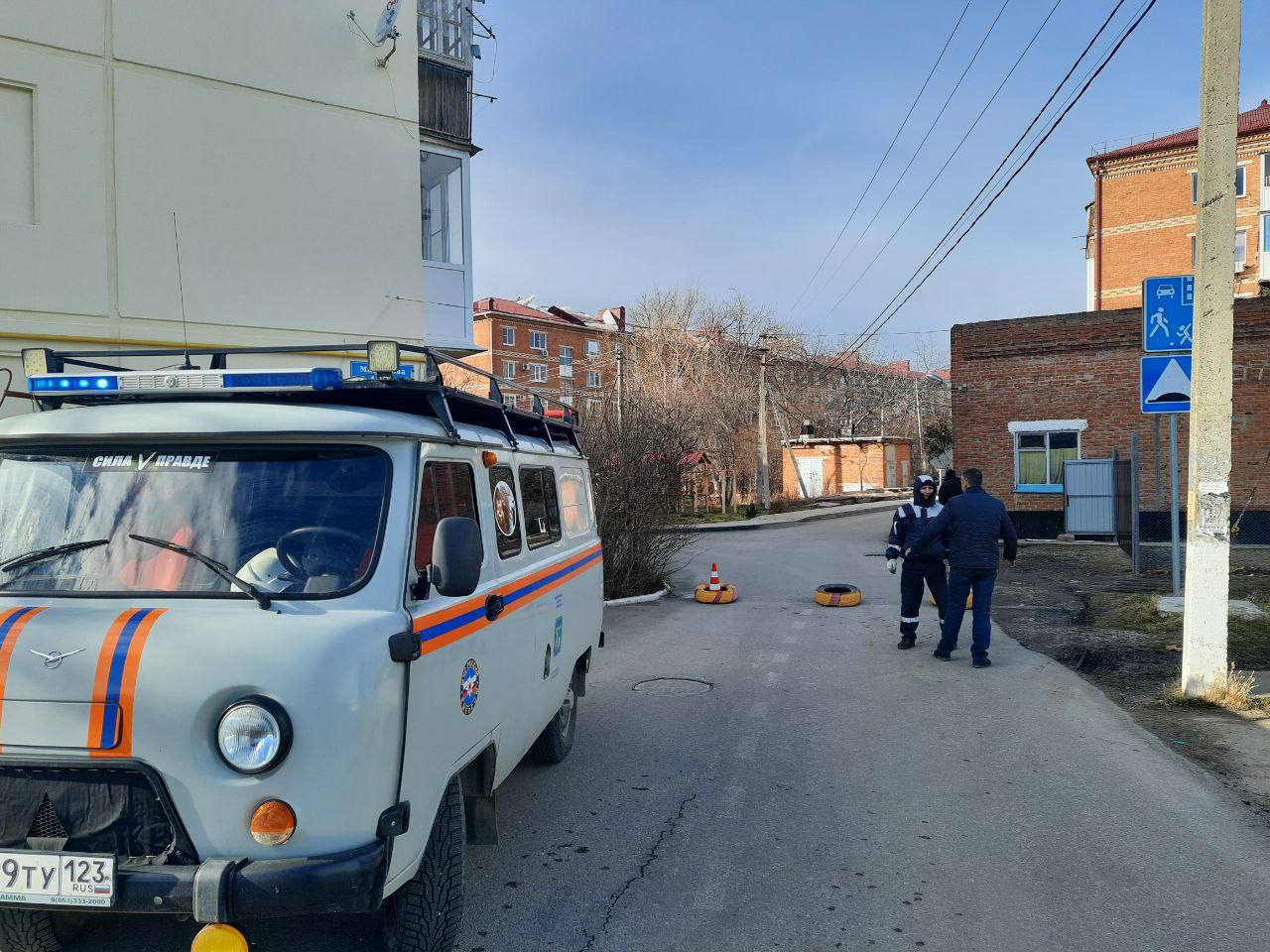 На Кубани при сносе ураганным ветром части крыши пятиэтажки никто не  пострадал | 21.02.2023 | Краснодар - БезФормата