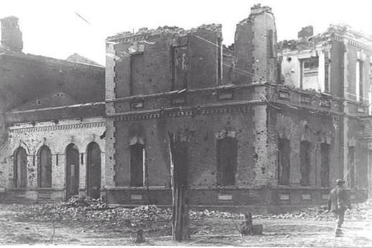 Разрушенный железнодорожный вокзал станции Тихорецкая, весна 1943 года. Только с 5 октября по 11 ноября 1941 года фашистские самолеты совершили на нее свыше 60 (!) налетов.﻿