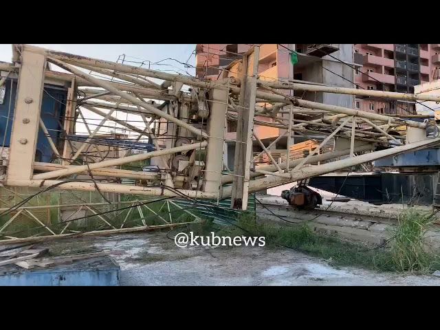 На улице Валерия Гассия упал строительный кран