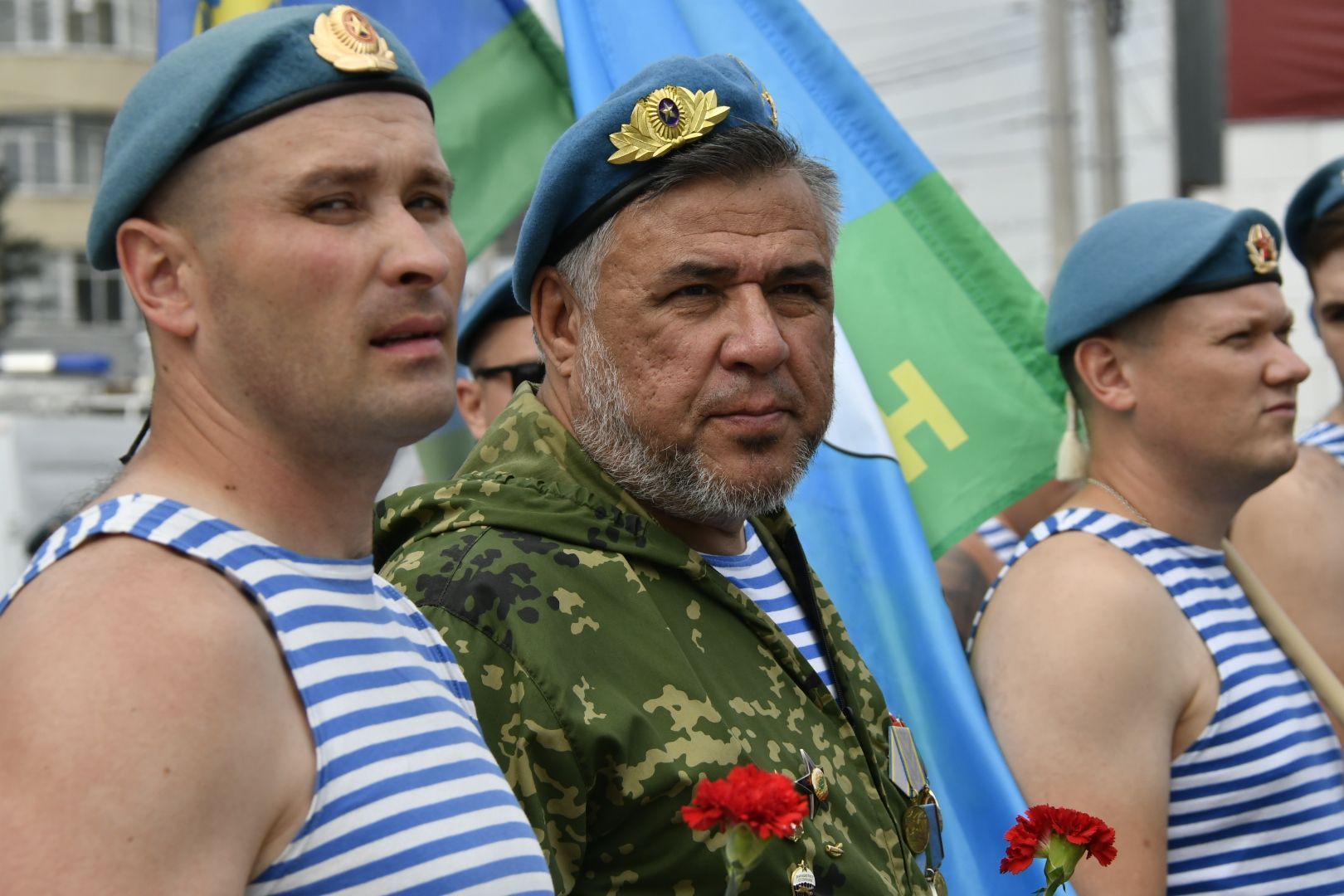 Песни вдв голубые береты синева. Расплескалась синева. Песня ВДВ Расплескалась синева. Расплескалась. Синева фото картинки.