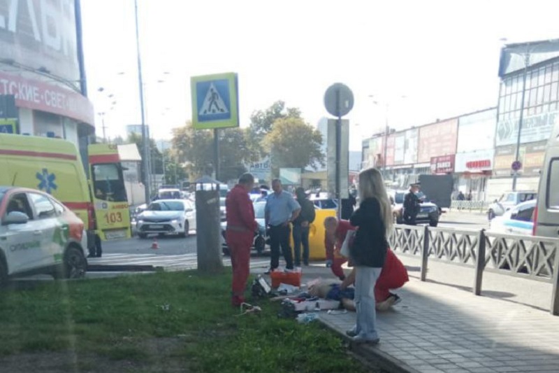 Три автомобиля столкнулись в центре Сочи. Погиб пешеход, переходивший дорогу