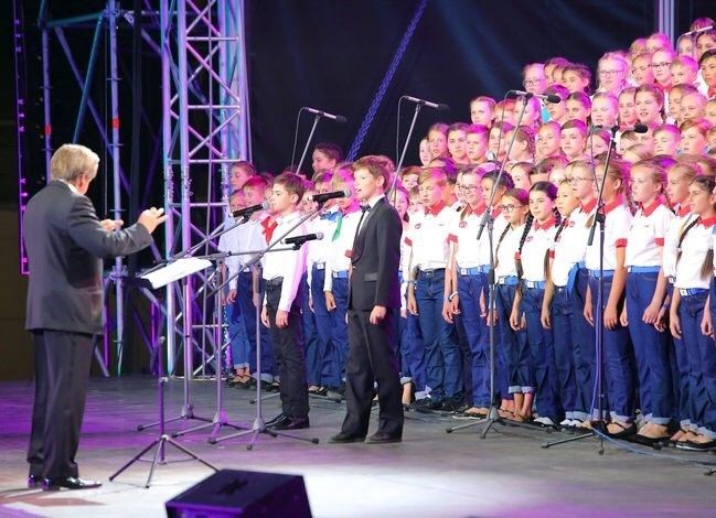 Победитель конкурса солистов Ильяс Ахъядов получил право спеть вместе с хором.