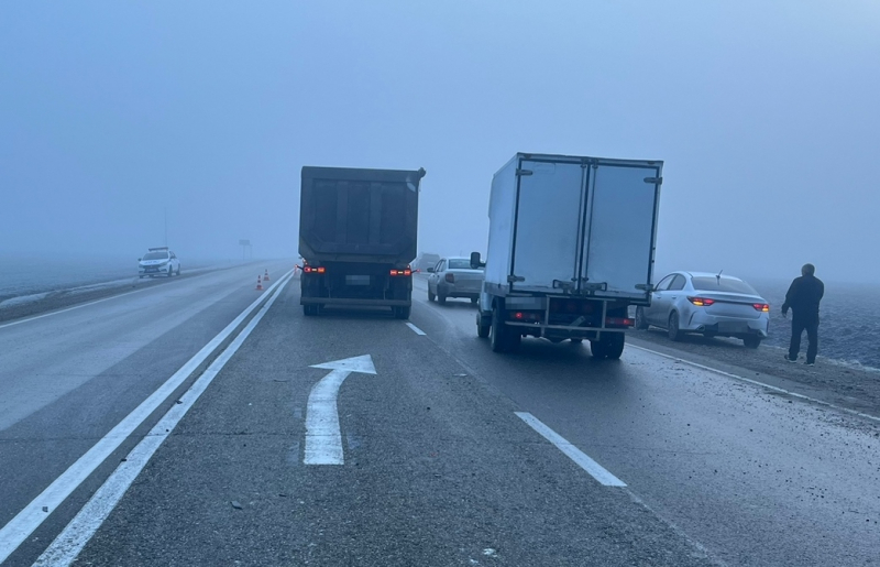 В Адыгее из-за густого тумана на трассе столкнулись восемь автомобилей