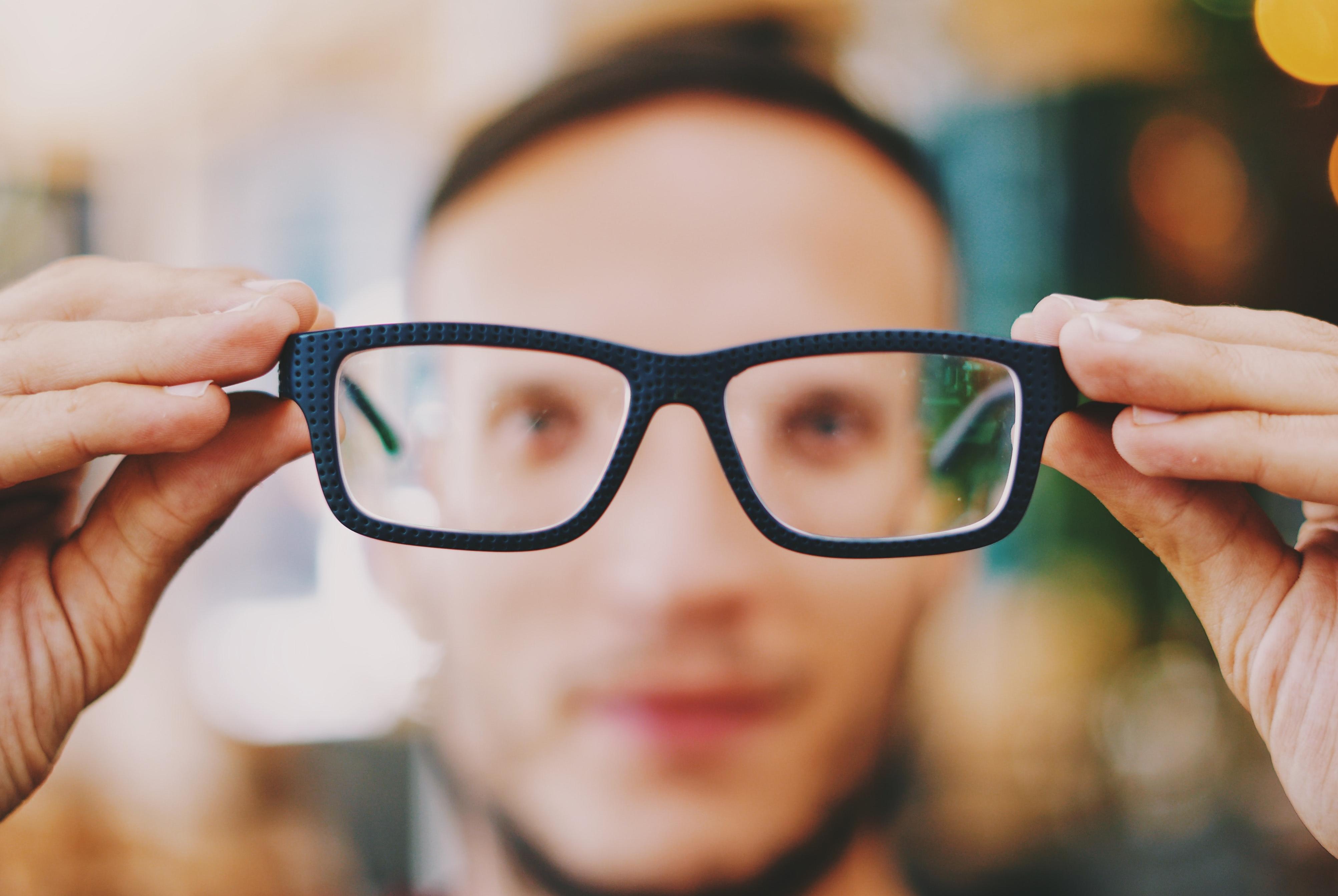 Зрение улучшилось почему. Очки от близорукости. Надевает очки. Очки для дальнозорких. Человек в очках.