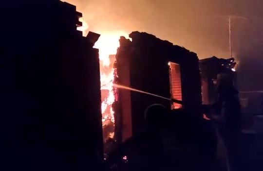 Площадь лесного пожара в Ростовской области выросла до 136 га, повреждены 34 здания 