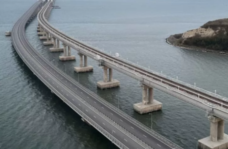 На левой автомобильной части Крымского моста начались ремонтные работы