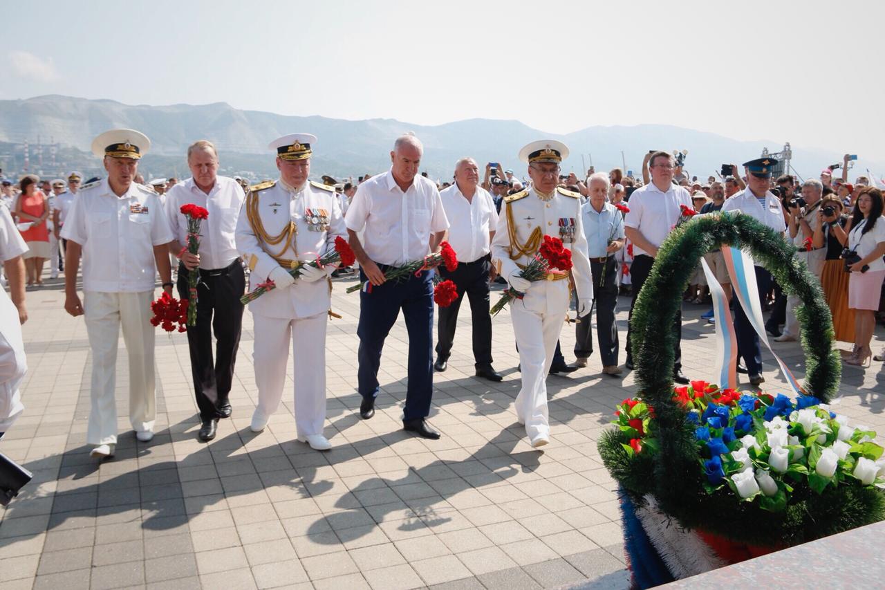 Новороссийск служба. ВМФ Новороссийск. Новороссийск день ВМФ выставка вооружения. Возложение цветов Новороссийск. День ВМФ В Михайловке Волгоградской области.