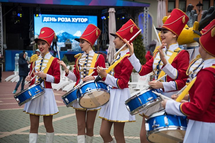 Фестиваль глинтвейна, лазерное шоу и dj-сеты: в горах Сочи отметят День Роза Хутор 