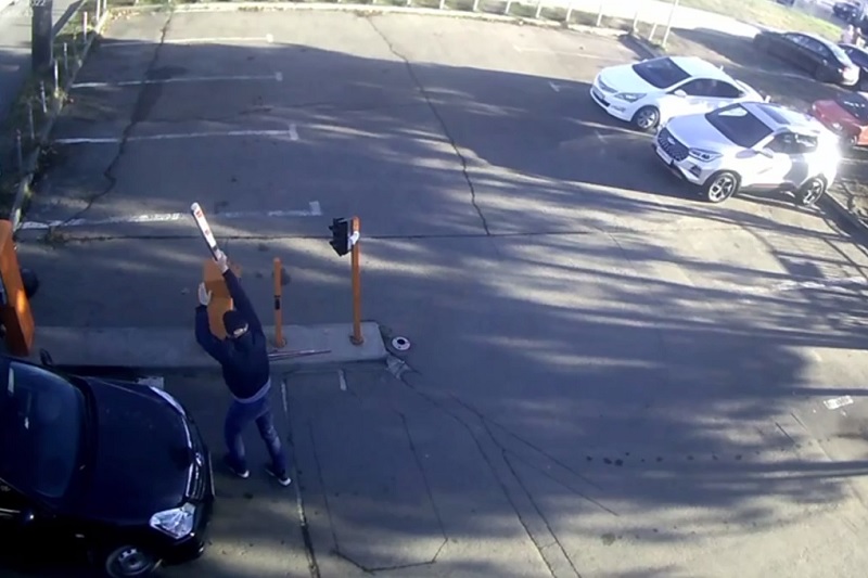 В Краснодаре нашли автомобилиста, сломавшего шлагбаум на муниципальной парковке