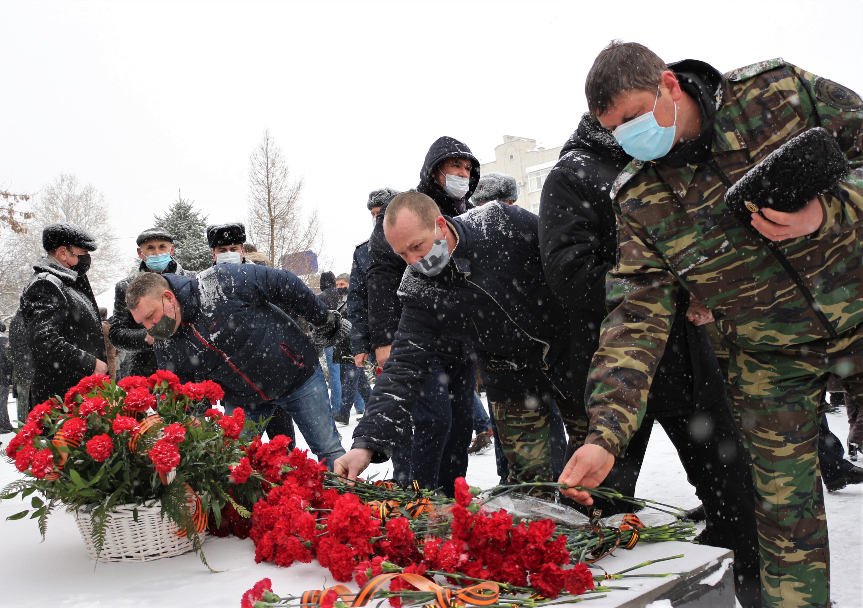 Защитить память. Возложение на 23 февраля. Акция возложение цветов к 23 февраля. Погибший цветок. 23 Февраля патриотические акции.