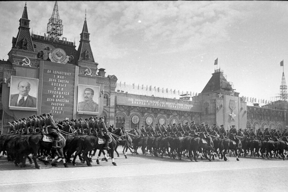 Где проходил первый парад. Парад Победы на красной площади 1945. Жуков на параде Победы 1945. Первый парад Победы в Москве 1945. Парад на красной площади 1945 парад Победы.