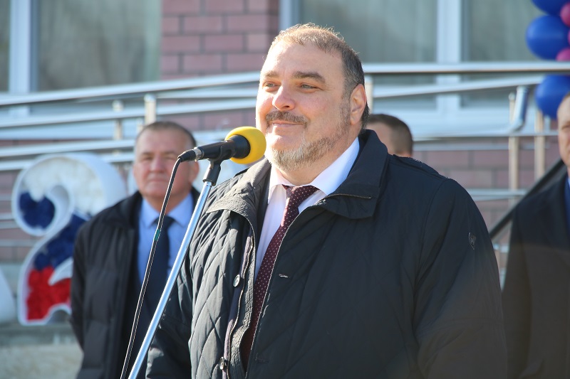  Александр Гомодин, глава АМО Новокубанский район, уверен, что в новой школе созданы все современные условия для личностного роста ребят.