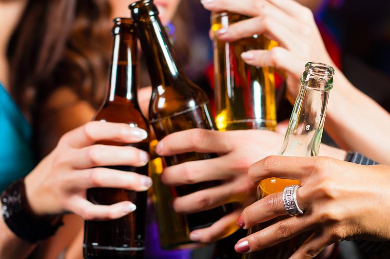 Большинство россиян выступили за запрет продажи алкоголя лицам до 21 года